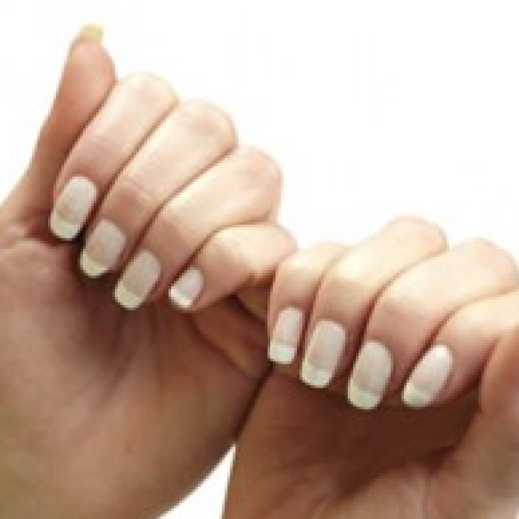 Точки на ногтях белые ногтях. Белый маникюр овальные. Маникюр на короткие ногти белый цвет. Белые пятна на ногтях что это означает. Белые ногти примета.