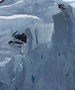 Отколовшийся от ледника в антарктиде гигантский айсберг беспокоит ученых